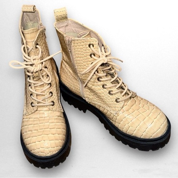 Urban Outfitters Chelsea Boot Grunge Goth Chunky Croc Platform Combat Ivory Sz 8 - Picture 3 of 15